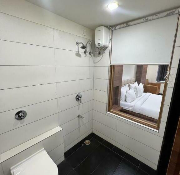 デラックスルーム, Fabhotel The Nashik Inn   Nr Vijay Mamta Theatre, Nashik Road