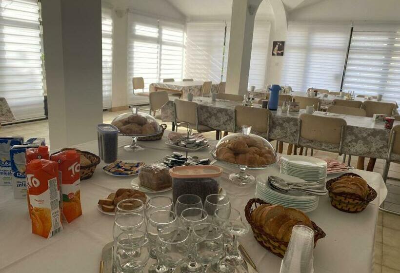 اتاق کلاسیک سه تخته, B&b Family Ostojić