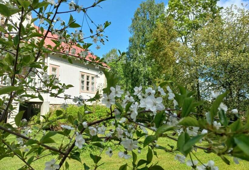 غرفة قياسية حمام مشترك, Punaisen Pihatorpan Kammarit