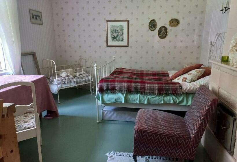 غرفة قياسية حمام مشترك, Punaisen Pihatorpan Kammarit