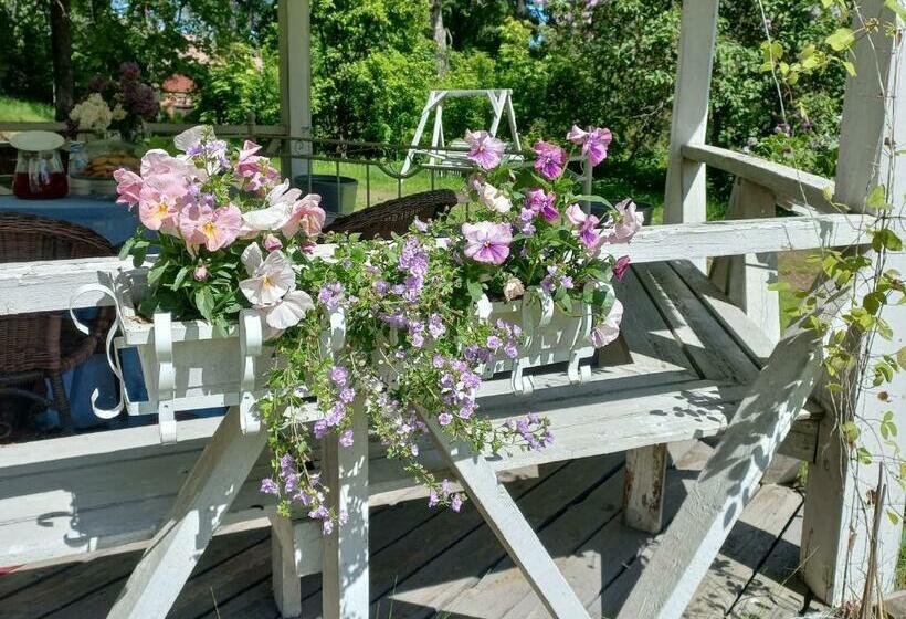 غرفة قياسية حمام مشترك, Punaisen Pihatorpan Kammarit