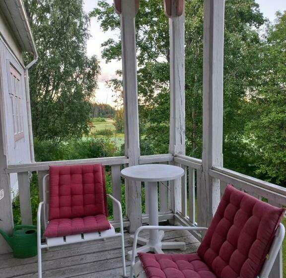 غرفة قياسية حمام مشترك, Punaisen Pihatorpan Kammarit