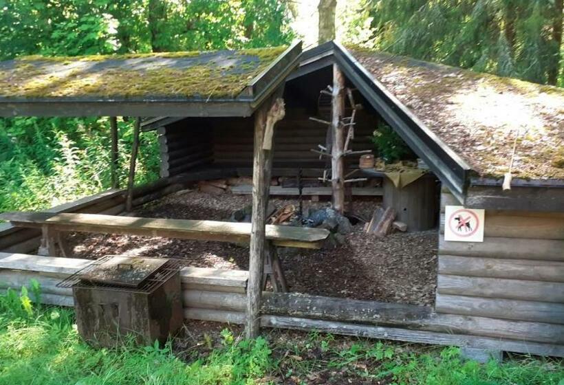 غرفة قياسية حمام مشترك, Punaisen Pihatorpan Kammarit