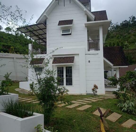 بنجلو عائلى, Eagles Glide Hotels & Resorts