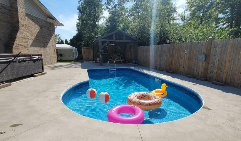 Вилла с 1 спальней и бассейном, Niagara Falls Villa With Private Pool, Hottub, Water View And Breakfast