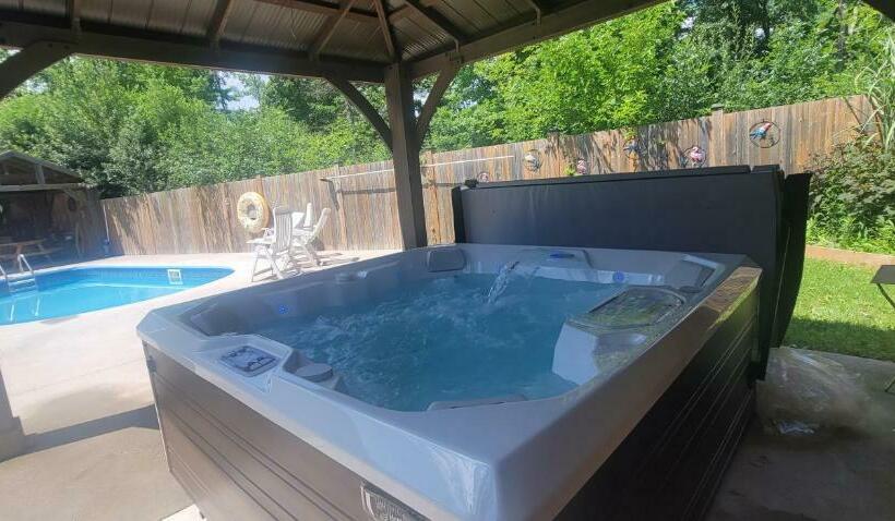 Вилла с 1 спальней и бассейном, Niagara Falls Villa With Private Pool, Hottub, Water View And Breakfast