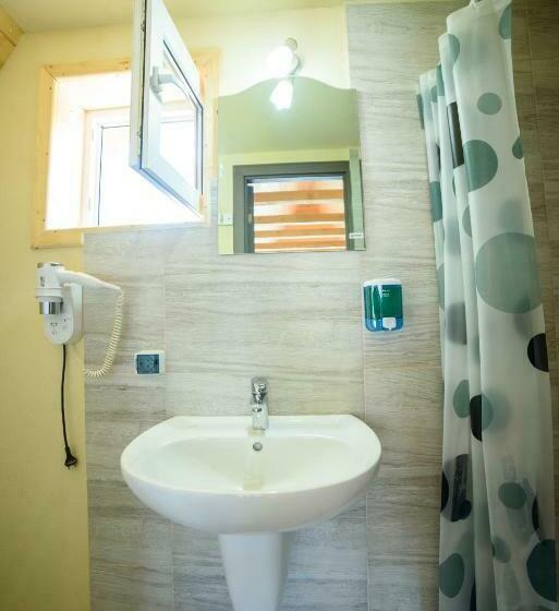 带阳台标准四人间, Cabana Din Vale Arieseni Apuseni