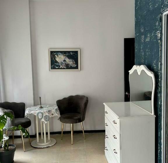 اتاق لوکس با بالکن, Gaia Art Hostel