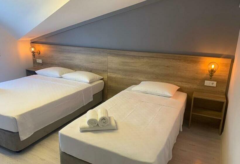 带露台的标准房间, Rinascente