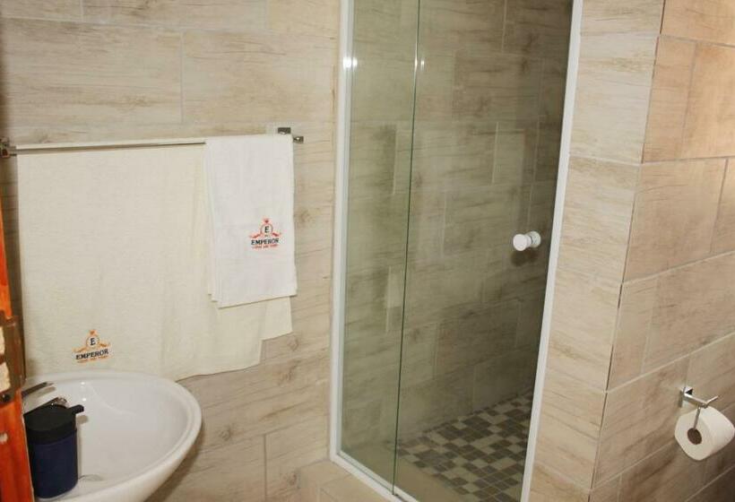 חדר משפחתי, Emperor Lodge And Tours