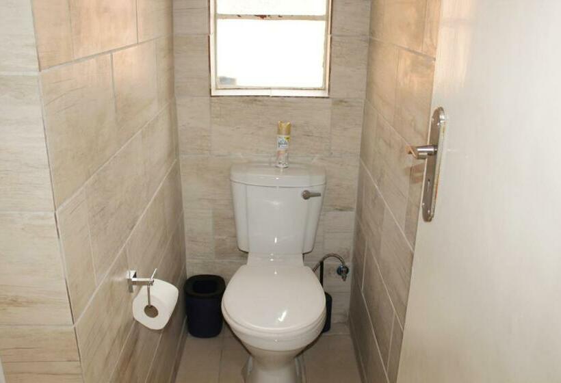 חדר משפחתי, Emperor Lodge And Tours