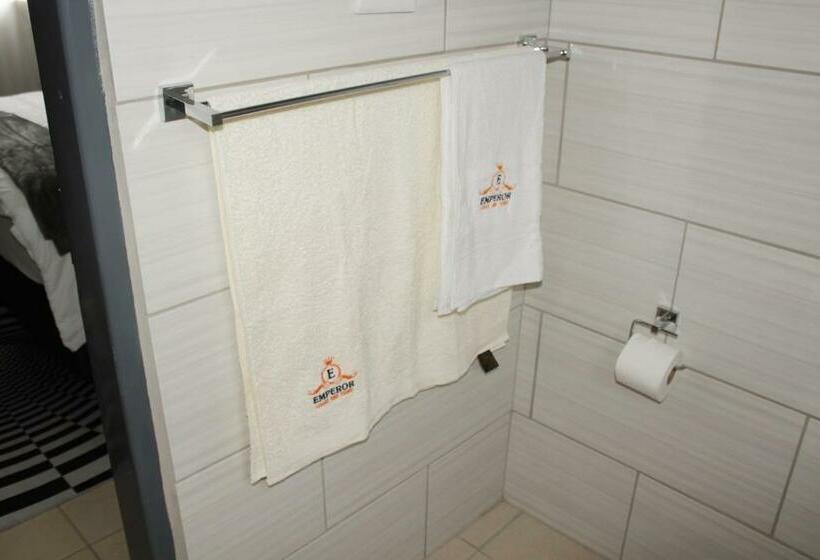 חדר סטנדרט נוף לבריכה, Emperor Lodge And Tours