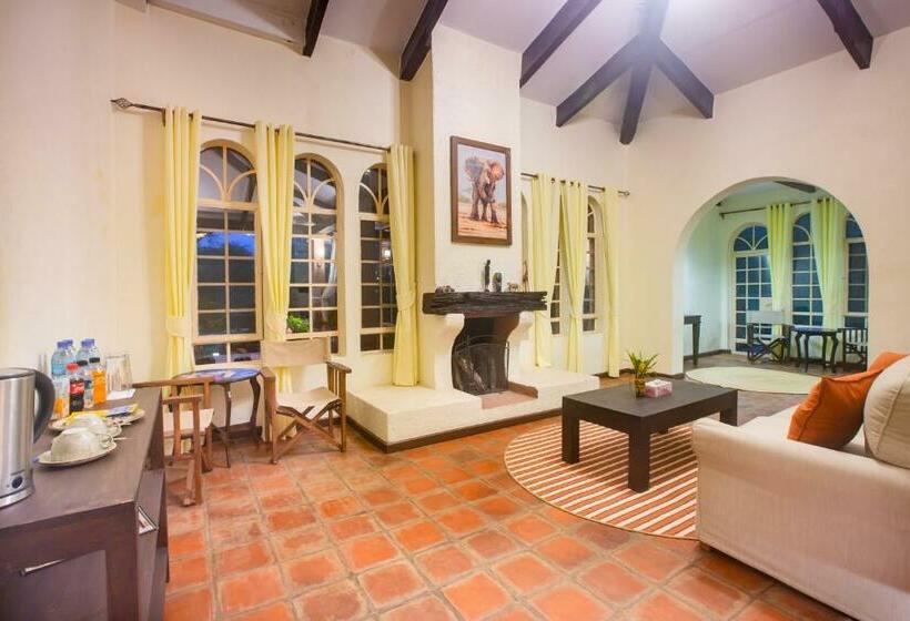 جناح مزوَّد بشرفة, Chara Africa