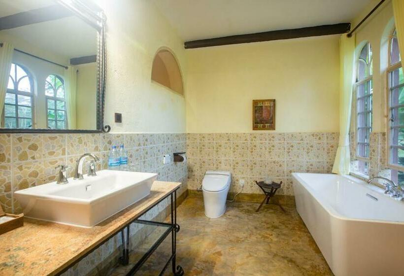 جناح عائلي, Chara Africa