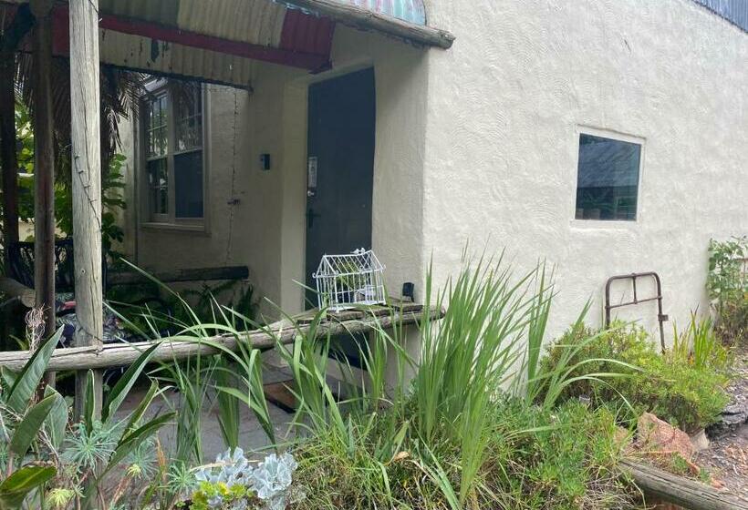 חדר משפחתי, The Old Butter Factory At Springhurst Estate