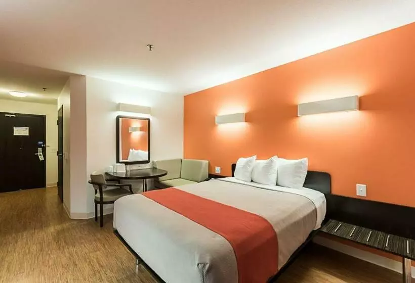 キングサイズベッドのデラックスルーム, Motel 6 Moosomin, Sk
