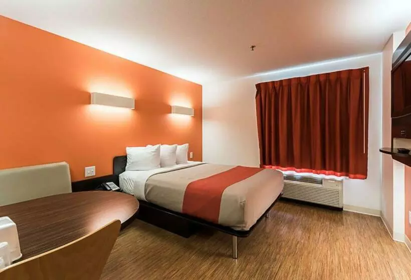 キングサイズベッドのデラックスルーム, Motel 6 Moosomin, Sk
