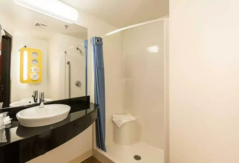 キングサイズベッドのデラックスルーム, Motel 6 Moosomin, Sk