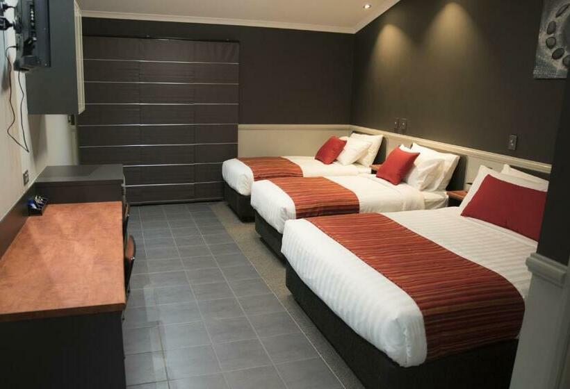 اتاق خانوادگی, The Rocks Motel