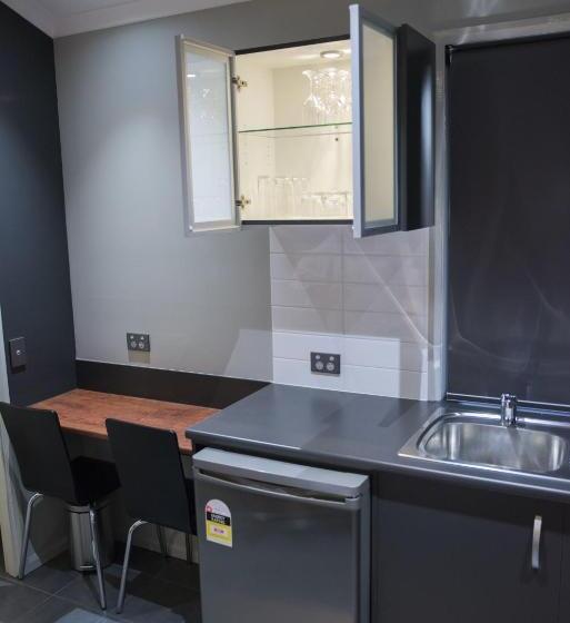 سوییت خانوادگی, The Rocks Motel