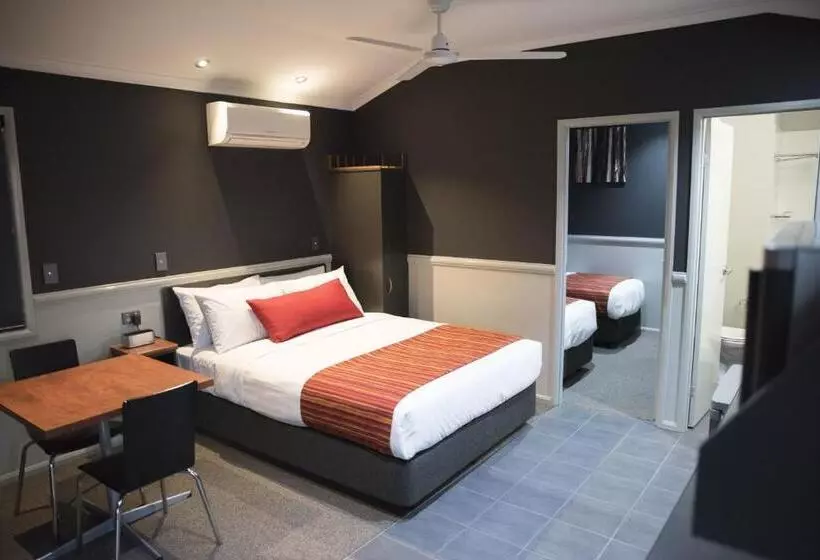 Perhesviitti, The Rocks Motel
