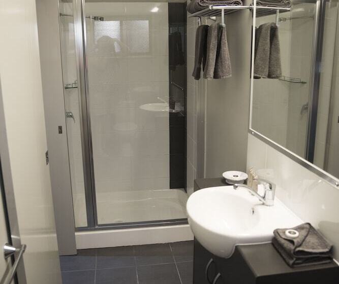 استودیوی استاندارد, The Rocks Motel