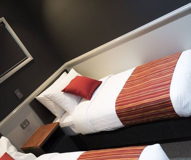 اتاق خانوادگی, The Rocks Motel