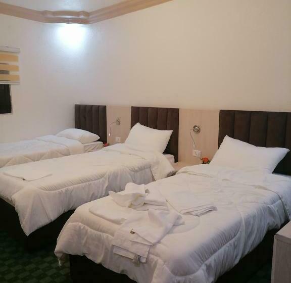 اتاق استاندارد سه تخته با سرویس بهداشتی مشترک, Petra Glamour Hostel