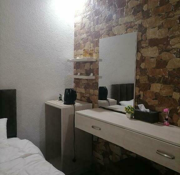 اتاق استاندارد سه تخته با سرویس بهداشتی مشترک, Petra Glamour Hostel