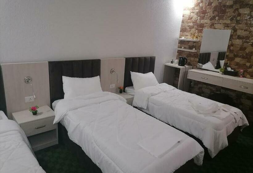 اتاق استاندارد سه تخته با سرویس بهداشتی مشترک, Petra Glamour Hostel