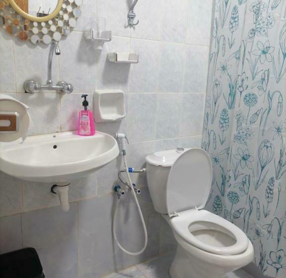 اتاق استاندارد سه تخته با سرویس بهداشتی مشترک, Petra Glamour Hostel