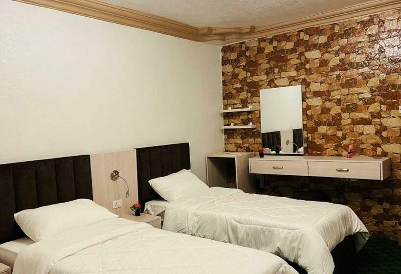 اتاق استاندارد سه تخته با سرویس بهداشتی مشترک, Petra Glamour Hostel