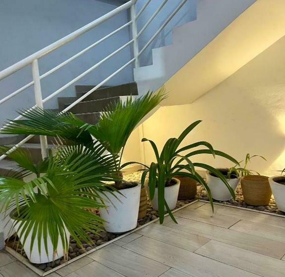 Standard Studio, South La Apartments