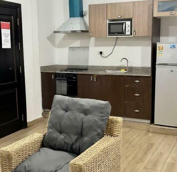 Superior Studio, South La Apartments