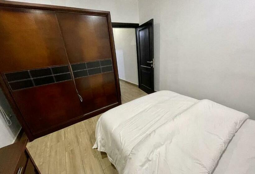 Superior Studio, South La Apartments