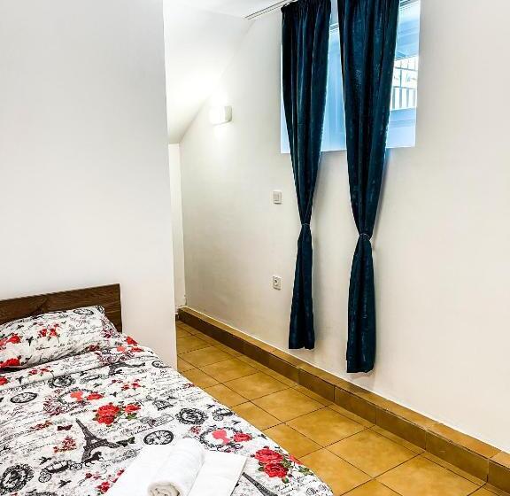 スタンダードシングルルーム, Private Rooms In Silvy S Pretty House