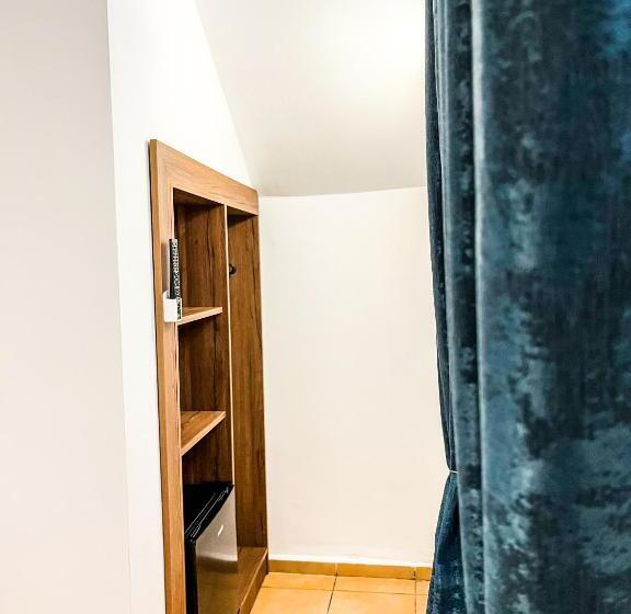 スタンダードシングルルーム, Private Rooms In Silvy S Pretty House