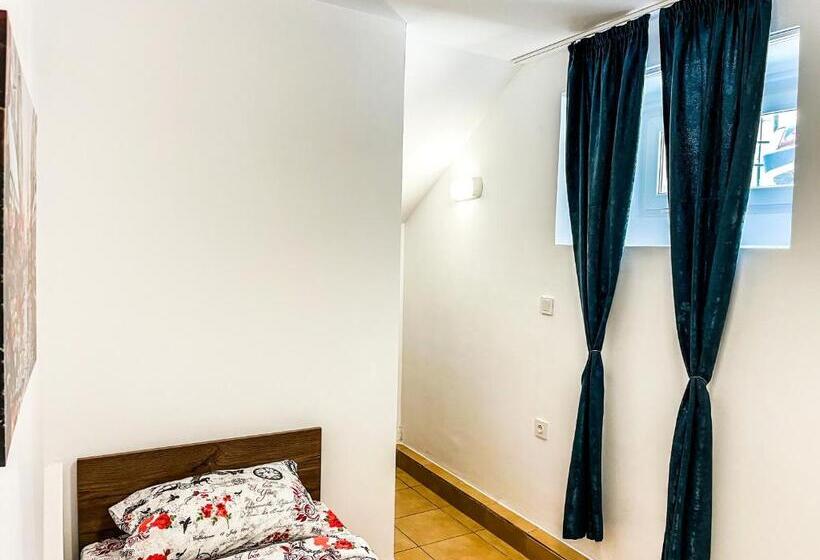 スタンダードシングルルーム, Private Rooms In Silvy S Pretty House