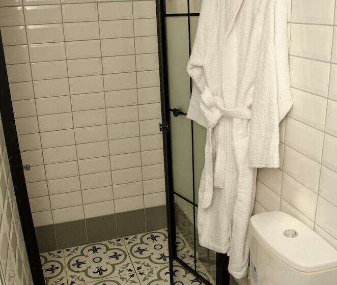 豪华三人间, Ephesus Hera