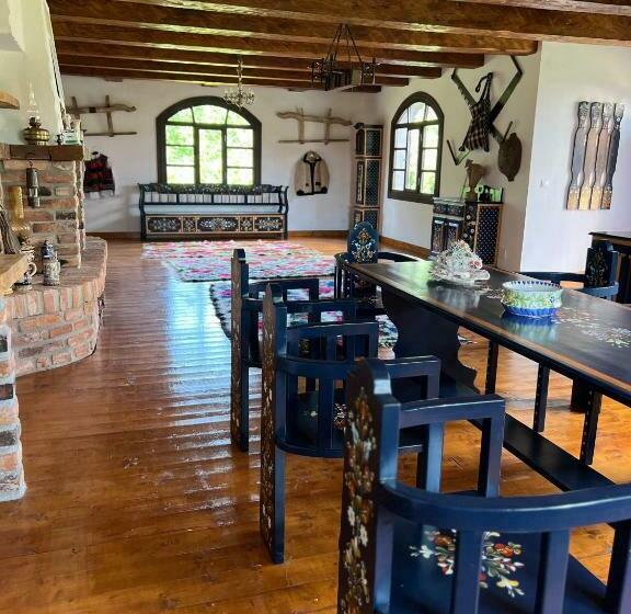 منزل غرفتين نوم, La Patru Daci