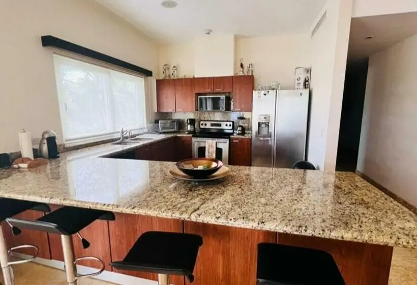 اتاق لوکس با چشم‌انداز دریا, Acqua Residences
