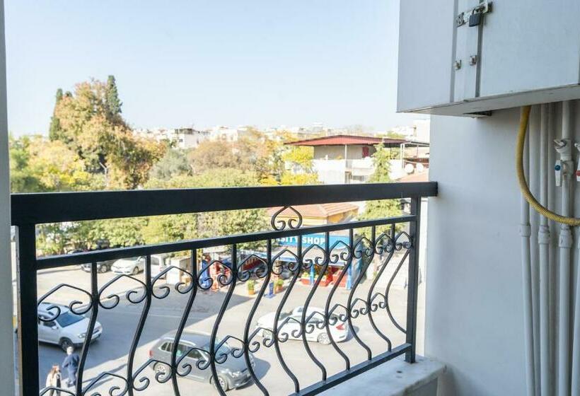 غرفة قياسية ثلاثية, Yaşam