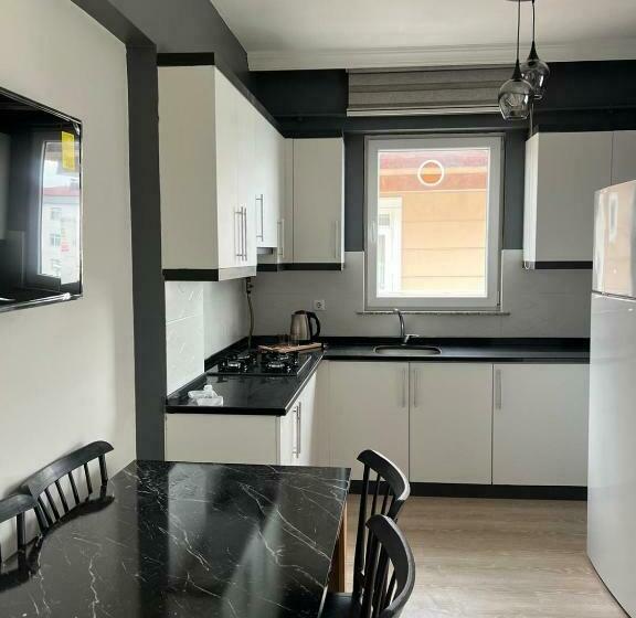 דירת שלושה חדרים, Pusula Motel