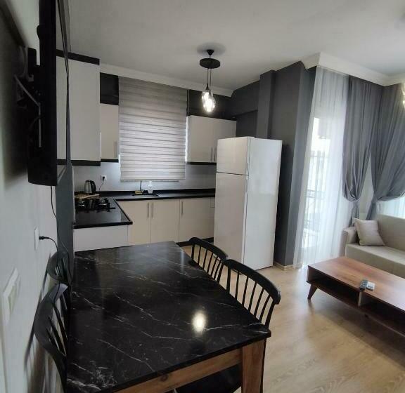 דירת שלושה חדרים, Pusula Motel