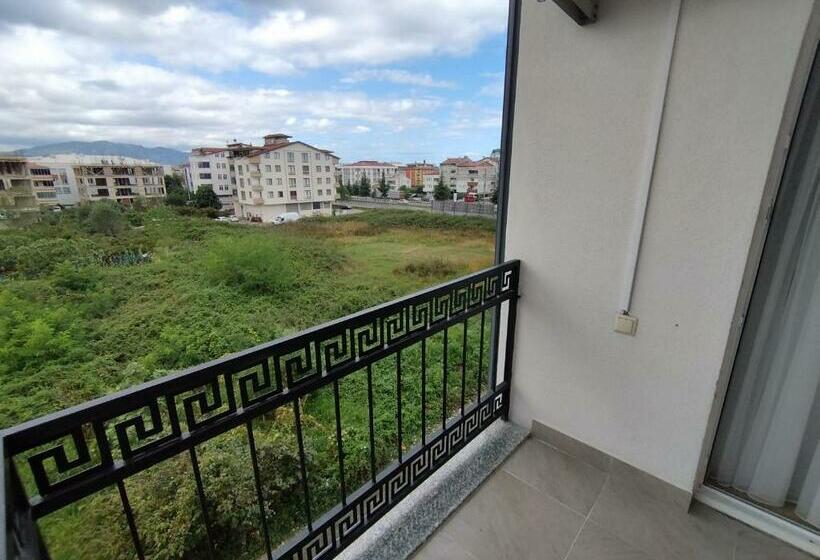 דירת שלושה חדרים, Pusula Motel