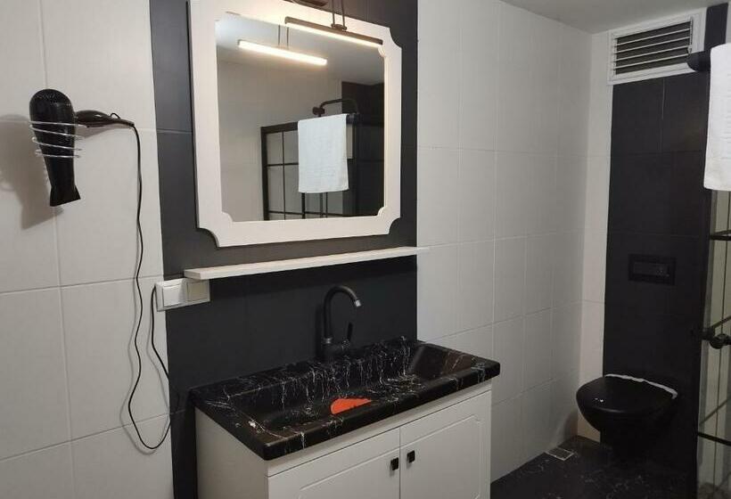 דירת שלושה חדרים, Pusula Motel