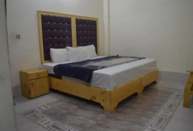 اتاق لوکس, F R Darya E Swat