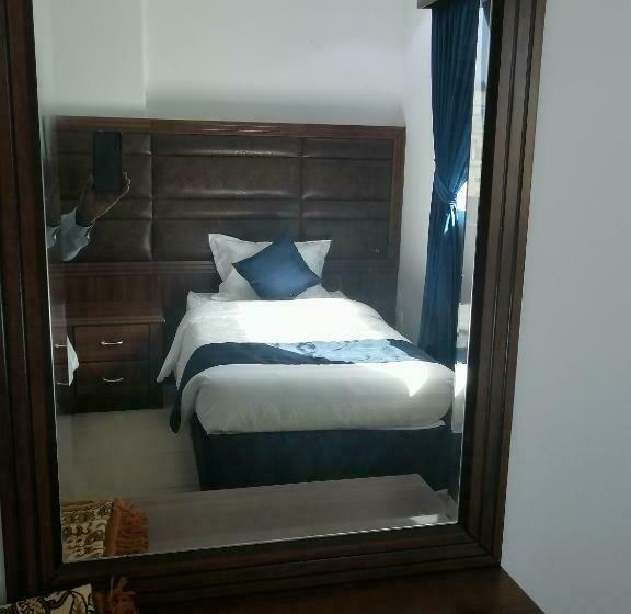 غرفة عائلية, Roseline