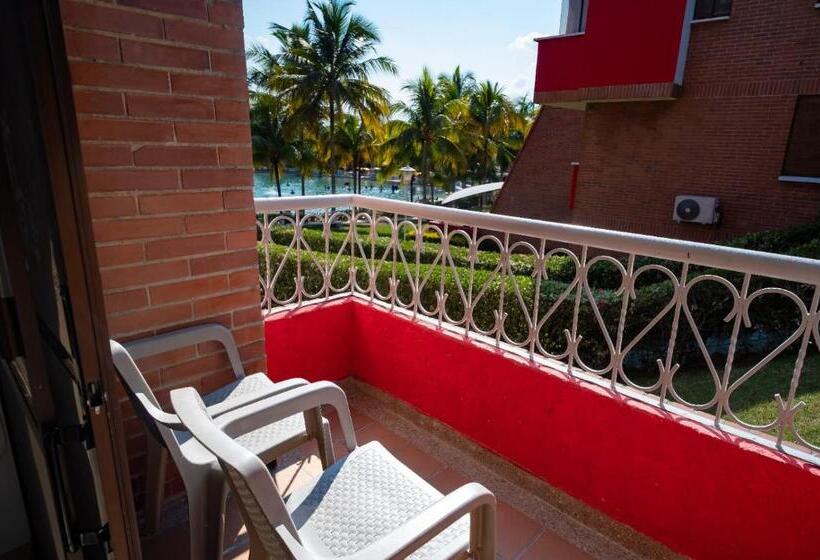 חדר משפחתי, Playa Hawai