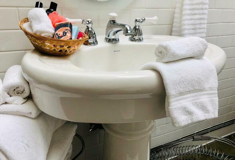 מיטת קינג בסוויטה, Frederick William House